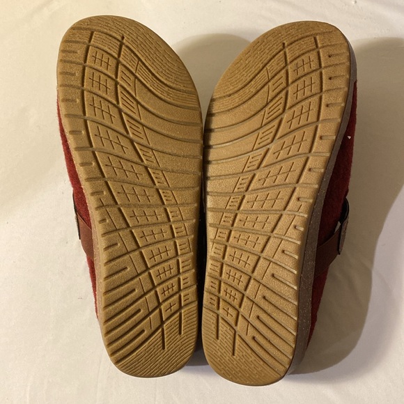 Earth Origins Aurora Janet Felt Slip-On Clog with Strap Merlot - Picture 5 of 5